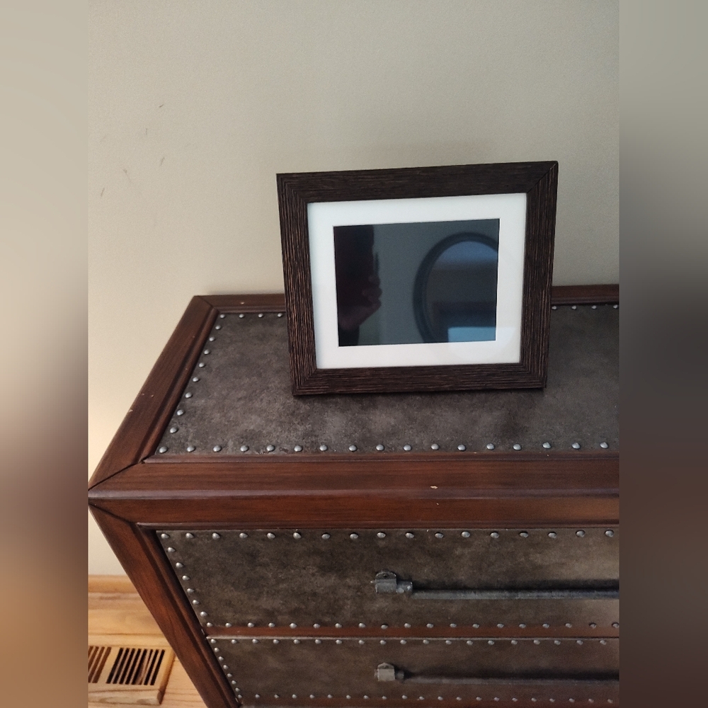 Aluratek 8" Digital Photo Frame - ADPFD08F - Excellent Condition